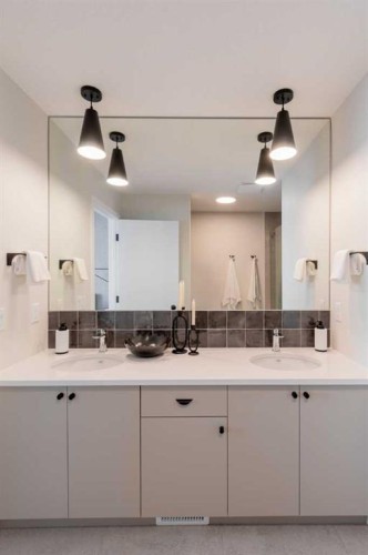 1229 Creekview Drive Sw, Calgary, AB - Indoor Photo Showing Bathroom