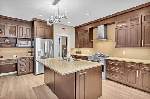 231 26 Avenue Nw, Calgary, AB - Indoor Photo Showing Kitchen With Upgraded Kitchen