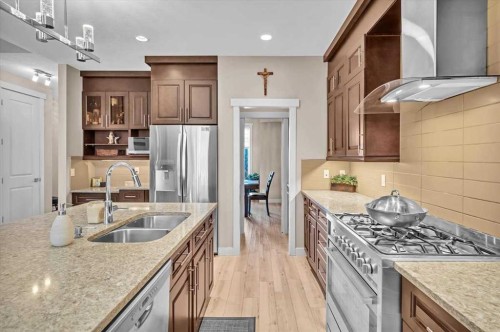 231 26 Avenue Nw, Calgary, AB - Indoor Photo Showing Kitchen With Double Sink With Upgraded Kitchen