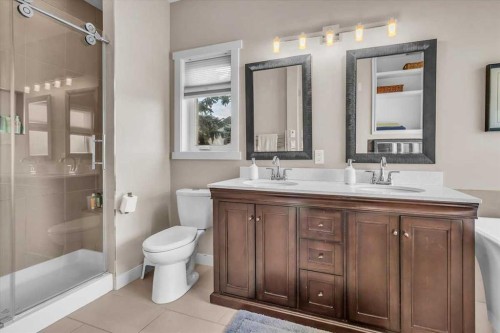 231 26 Avenue Nw, Calgary, AB - Indoor Photo Showing Bathroom