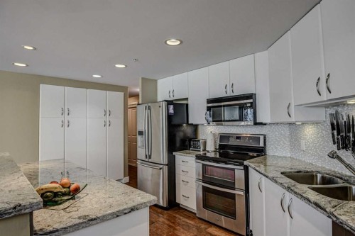 2401-1078 6 Avenue Sw, Calgary, AB - Indoor Photo Showing Kitchen With Stainless Steel Kitchen With Double Sink With Upgraded Kitchen