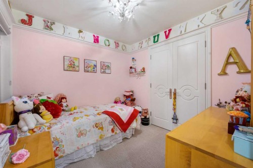 922 5 Street Nw, Calgary, AB - Indoor Photo Showing Bedroom