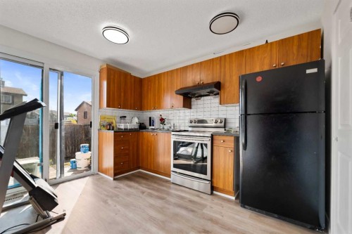 40 Pinecliff Close Ne, Calgary, AB - Indoor Photo Showing Kitchen