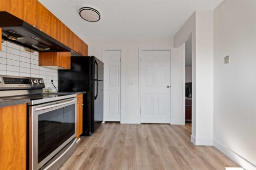 40 Pinecliff Close Ne, Calgary, AB - Indoor Photo Showing Kitchen