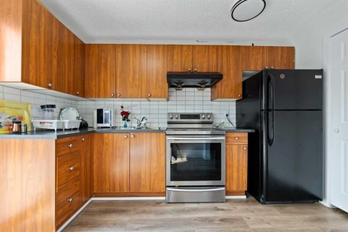 40 Pinecliff Close Ne, Calgary, AB - Indoor Photo Showing Kitchen