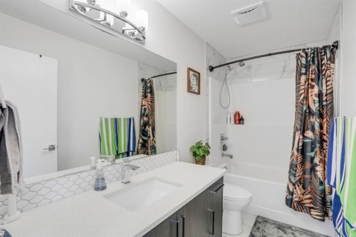28 Midtown Close Sw, Airdrie, AB - Indoor Photo Showing Bathroom