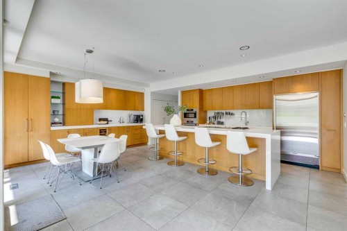 529 Sunderland Avenue Sw, Calgary, AB - Indoor Photo Showing Other Room