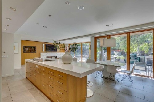 529 Sunderland Avenue Sw, Calgary, AB - Indoor Photo Showing Kitchen
