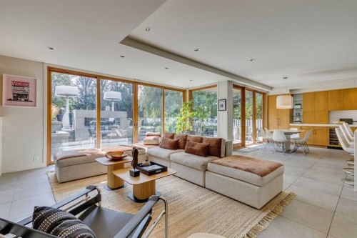 529 Sunderland Avenue Sw, Calgary, AB - Indoor Photo Showing Living Room
