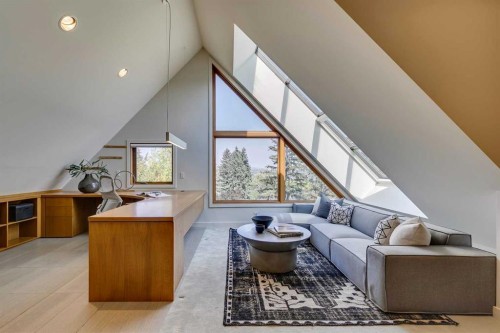 529 Sunderland Avenue Sw, Calgary, AB - Indoor Photo Showing Other Room