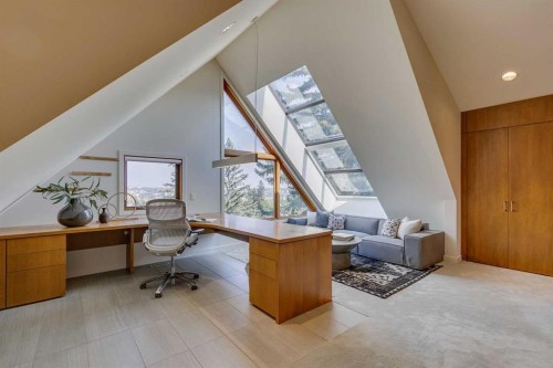 529 Sunderland Avenue Sw, Calgary, AB - Indoor Photo Showing Other Room