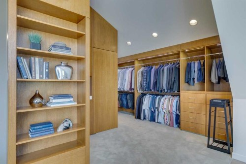 529 Sunderland Avenue Sw, Calgary, AB - Indoor With Storage