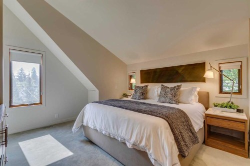 529 Sunderland Avenue Sw, Calgary, AB - Indoor Photo Showing Bedroom