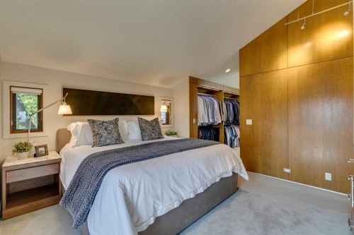 529 Sunderland Avenue Sw, Calgary, AB - Indoor Photo Showing Bedroom