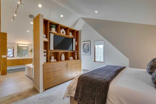529 Sunderland Avenue Sw, Calgary, AB - Indoor Photo Showing Bedroom