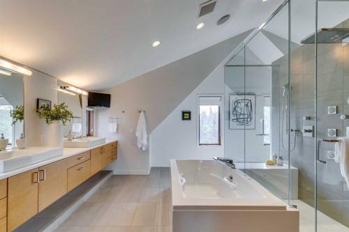 529 Sunderland Avenue Sw, Calgary, AB - Indoor Photo Showing Bathroom