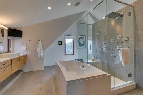 529 Sunderland Avenue Sw, Calgary, AB - Indoor Photo Showing Bathroom