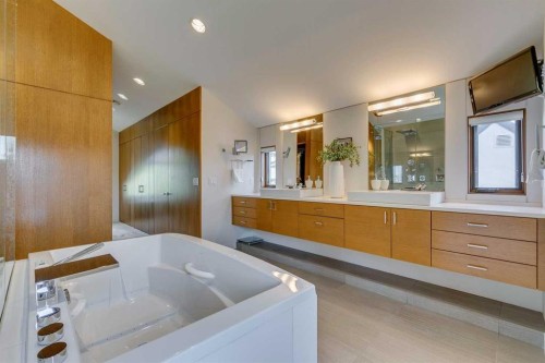 529 Sunderland Avenue Sw, Calgary, AB - Indoor Photo Showing Other Room