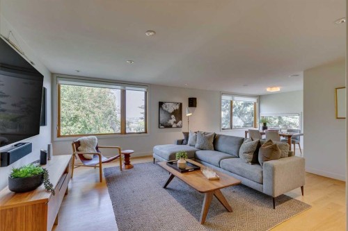 529 Sunderland Avenue Sw, Calgary, AB - Indoor Photo Showing Living Room