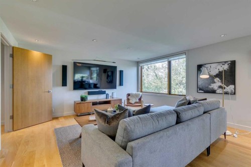 529 Sunderland Avenue Sw, Calgary, AB - Indoor Photo Showing Living Room