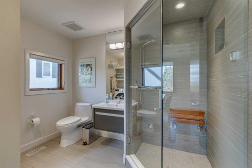 529 Sunderland Avenue Sw, Calgary, AB - Indoor Photo Showing Bathroom