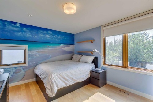 529 Sunderland Avenue Sw, Calgary, AB - Indoor Photo Showing Bedroom