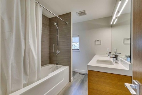 529 Sunderland Avenue Sw, Calgary, AB - Indoor Photo Showing Bathroom