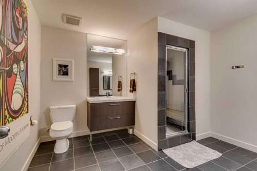 529 Sunderland Avenue Sw, Calgary, AB - Indoor Photo Showing Bathroom