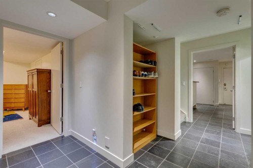 529 Sunderland Avenue Sw, Calgary, AB - Indoor Photo Showing Other Room