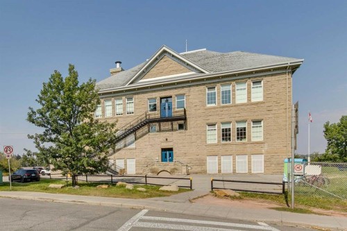 529 Sunderland Avenue Sw, Calgary, AB - Outdoor