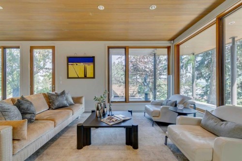 529 Sunderland Avenue Sw, Calgary, AB - Indoor Photo Showing Living Room