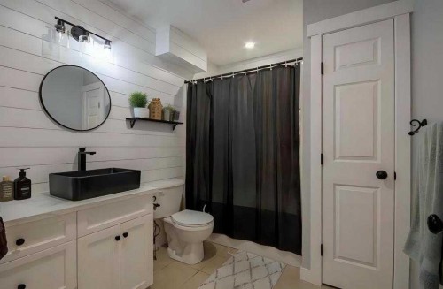1112 2 Street Ne, Sundre, AB - Indoor Photo Showing Bathroom