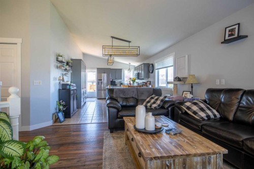 1112 2 Street Ne, Sundre, AB - Indoor Photo Showing Living Room