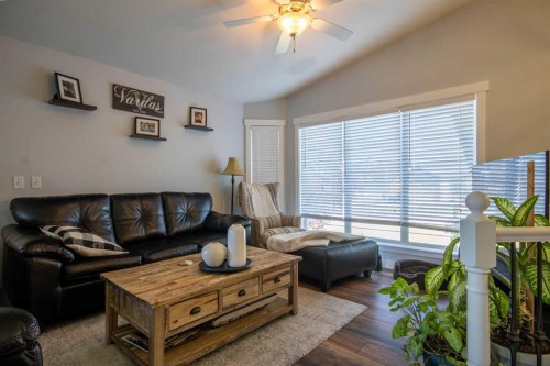 1112 2 Street Ne, Sundre, AB - Indoor Photo Showing Living Room