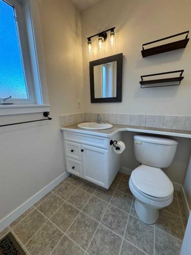 1112 2 Street Ne, Sundre, AB - Indoor Photo Showing Bathroom