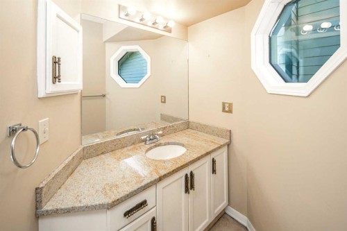 16 Sunhaven Way Se, Calgary, AB - Indoor Photo Showing Bathroom