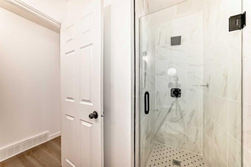 264 99 Avenue Se, Calgary, AB - Indoor Photo Showing Bathroom