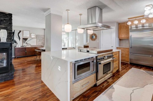 38 Lissington Drive Sw, Calgary, AB - Indoor Photo Showing Kitchen