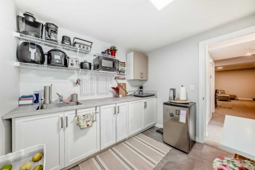 1941 Mahogany Boulevard Se, Calgary, AB - Indoor Photo Showing Kitchen