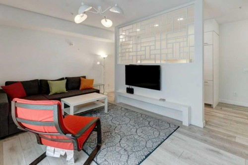 206-3130 Thirsk Street Nw, Calgary, AB - Indoor Photo Showing Living Room