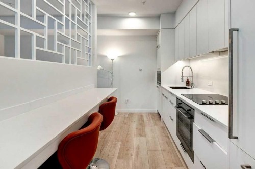 206-3130 Thirsk Street Nw, Calgary, AB - Indoor Photo Showing Kitchen With Upgraded Kitchen