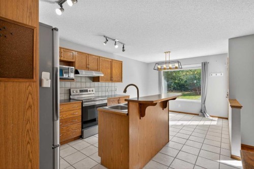 47 Mt Apex Crescent Se, Calgary, AB - Indoor Photo Showing Kitchen