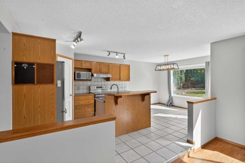 47 Mt Apex Crescent Se, Calgary, AB - Indoor Photo Showing Kitchen