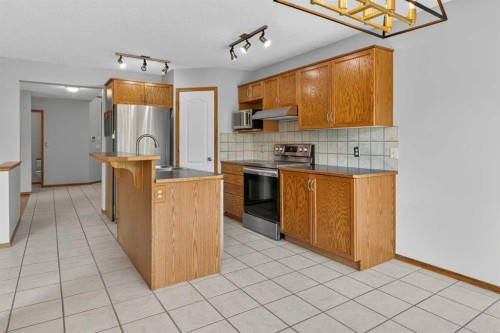 47 Mt Apex Crescent Se, Calgary, AB - Indoor Photo Showing Kitchen