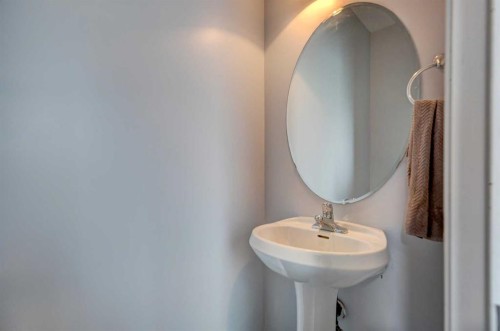 162 Prestwick Landing Se, Calgary, AB - Indoor Photo Showing Bathroom