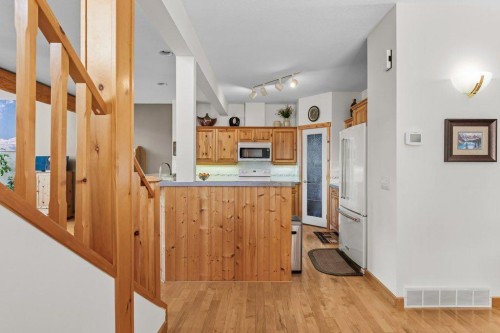 18 Juniper Ridge, Canmore, AB - Indoor Photo Showing Kitchen