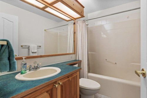 18 Juniper Ridge, Canmore, AB - Indoor Photo Showing Bathroom