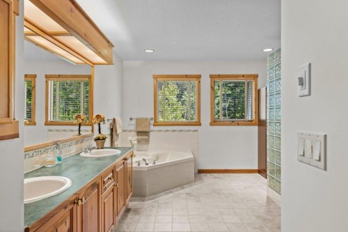 18 Juniper Ridge, Canmore, AB - Indoor Photo Showing Bathroom