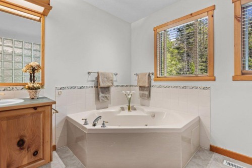 18 Juniper Ridge, Canmore, AB - Indoor Photo Showing Bathroom