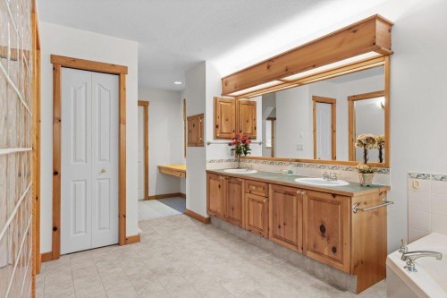 18 Juniper Ridge, Canmore, AB - Indoor Photo Showing Bathroom